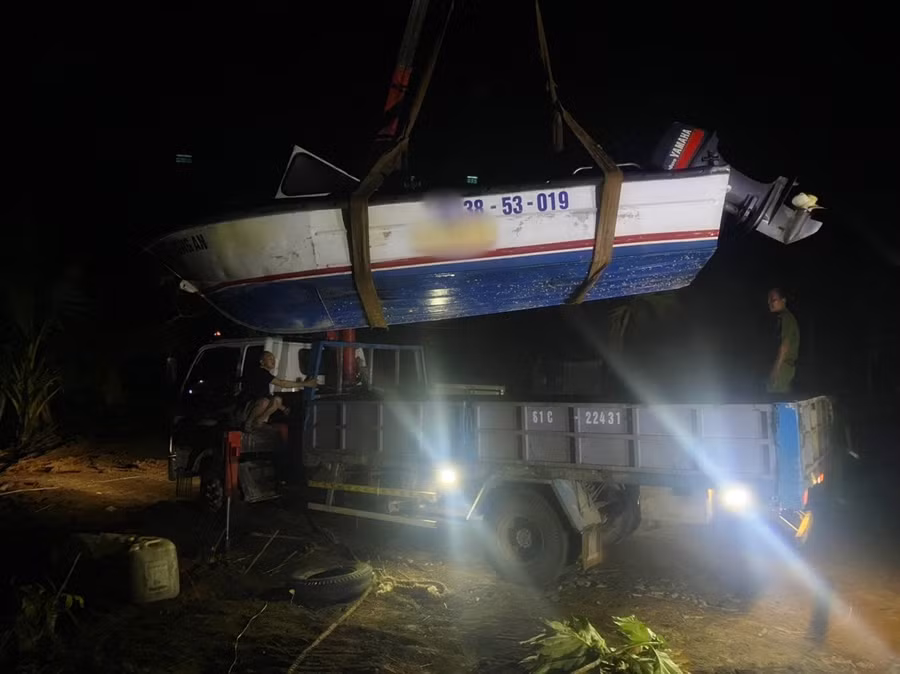 Lực lượng chức năng huyện Chư Păh đưa ca nô số đăng ký CA 38-53-019 về Công an thị trấn Ia Ly để tiếp tục xác minh, làm rõ. Ảnh: T.D
