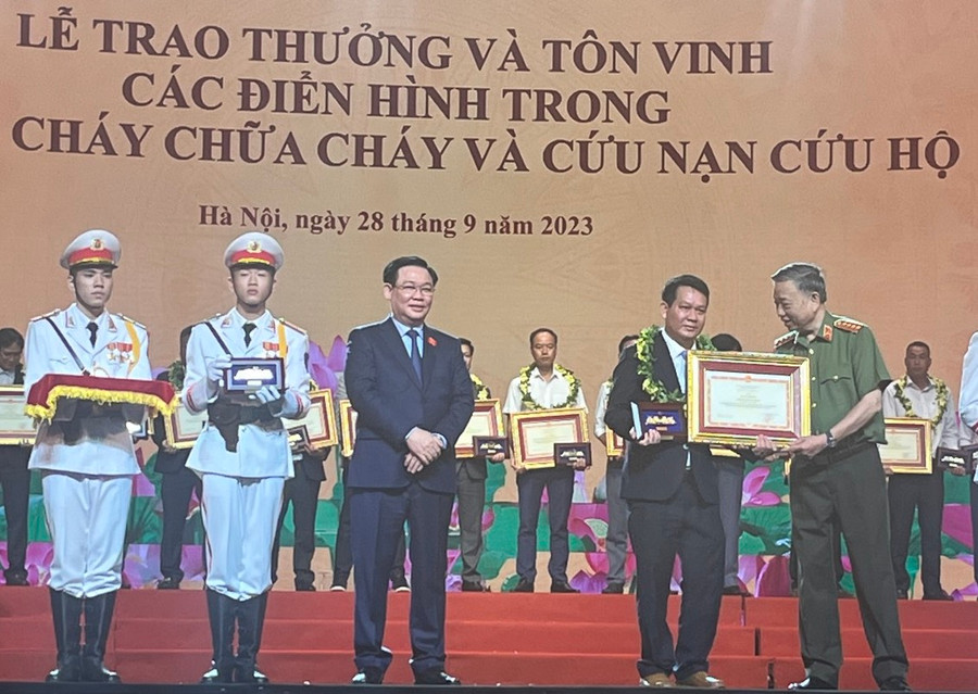 Chủ tịch Quốc hội Vương Đình Huệ và Bộ trưởng Bộ Công an trao bằng khen của Bộ trưởng Bộ Công an cho Đội PCCC chuyên ngành Cảng Hàng không Pleiku. Ảnh: Cảng Hàng không Pleiku cung cấp