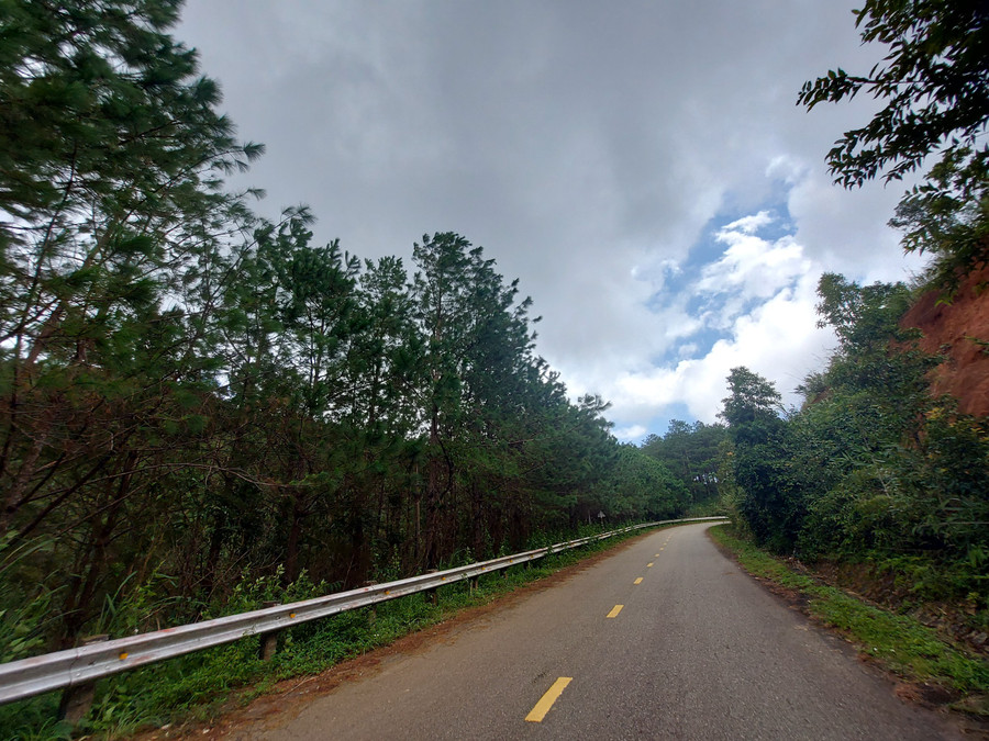 UBND tỉnh chỉ đạo UBND các địa phương thống kê toàn bộ hệ thống an toàn giao thông trên tuyến và tại các nút giao trên hệ thống đường huyện thuộc phạm vi quản lý. Ảnh: T.D