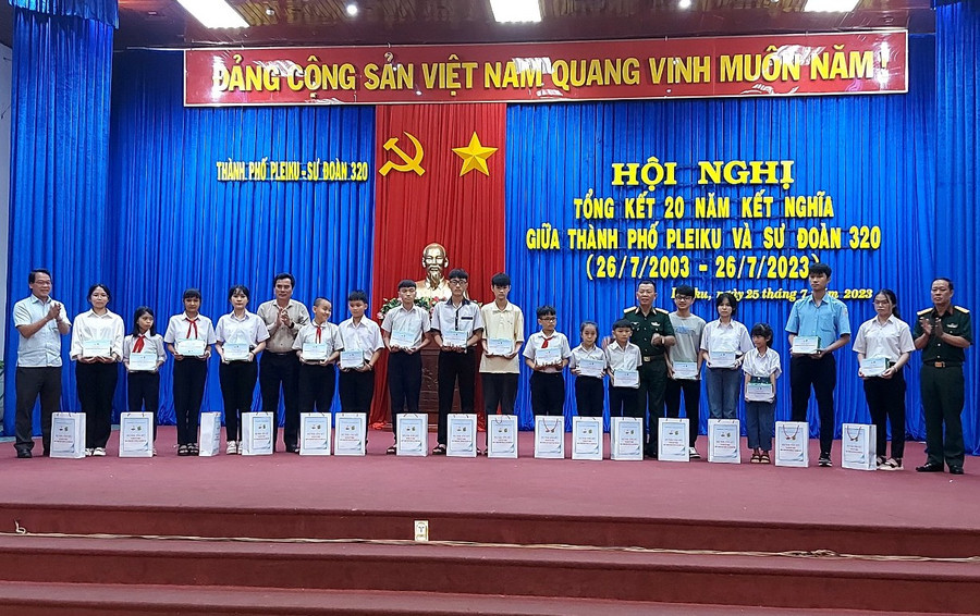 Trao tặng quà cho học sinh vượt khó là con em của cán bộ, chiến sĩ Sư đoàn 320. Ảnh: Nguyễn Tú Trao tặng quà cho học sinh vượt khó là con em của cán bộ, chiến sĩ Sư đoàn 320. Ảnh: Nguyễn Tú