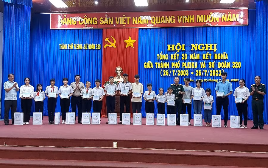 Trao tặng quà cho học sinh vượt khó là con em của cán bộ, chiến sĩ Sư đoàn 320. Ảnh: Nguyễn Tú