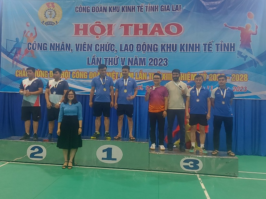 Ban tổ chức trao giải cho các vận động viên đạt giải cao ở bộ môn cầu lông. Ảnh: T.D