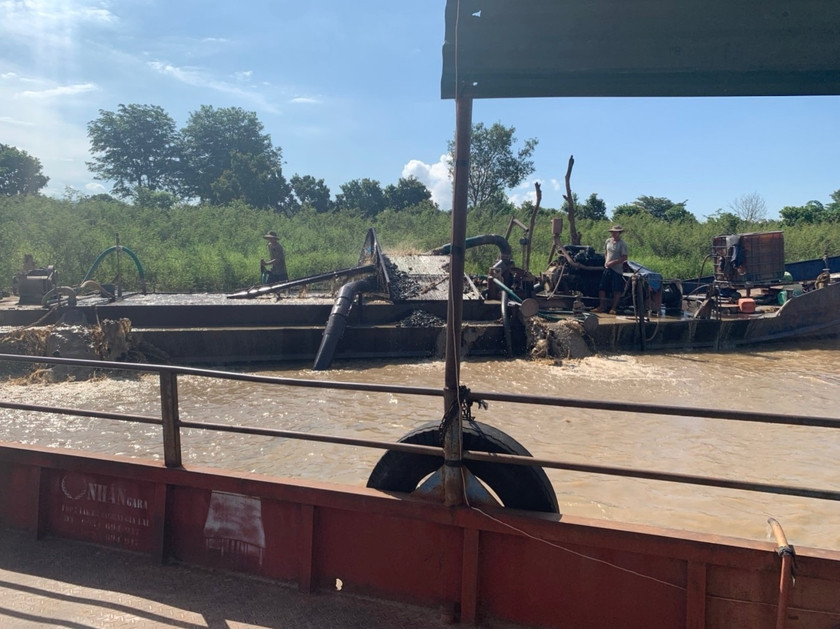 Tàu hút cát trái phép trên sông Sê San. Ảnh: Thiên Di