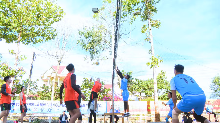 Sau 2 ngày tranh tài sôi nổi, Giải bóng chuyền chào mừng xuân Quý Mão 2023 huyện Chư Prông khép lại với chức vô địch của đội bóng Team Bana FC Đak Đoa. Ảnh: T.D Sau 2 ngày tranh tài sôi nổi, Giải bóng chuyền chào mừng xuân Quý Mão 2023 huyện Chư Prông khép lại với chức vô địch của đội bóng Team Bana FC Đak Đoa. Ảnh: T.D