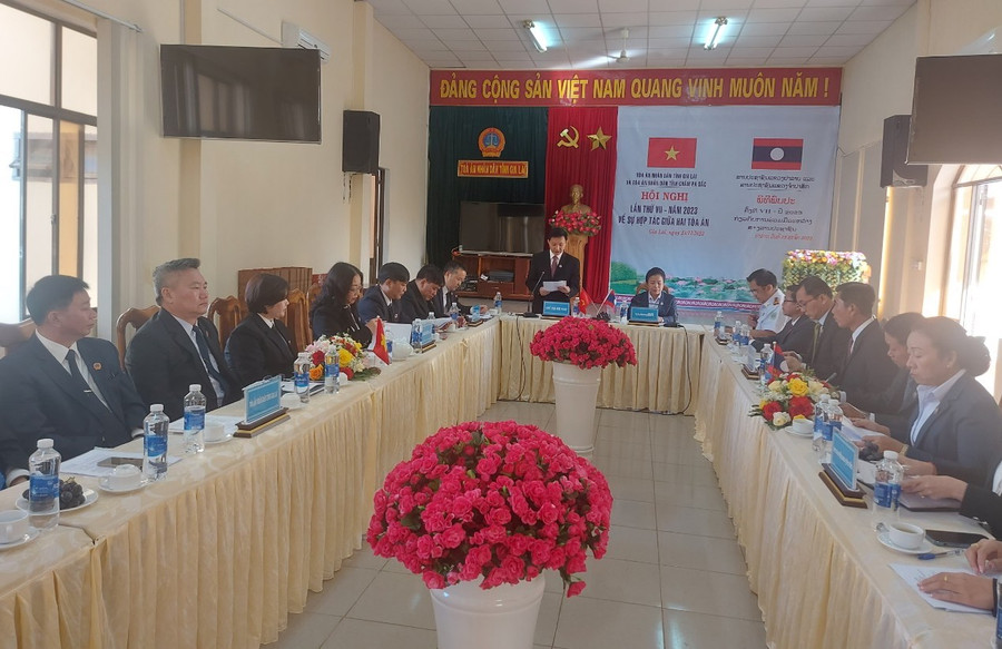 Tòa án nhân dân 2 tỉnh Gia Lai và Chăm Pa Sắc thảo luận về chủ đề "Kinh nghiệm về trình tự, thủ tục giải quyết các vụ án hành chính theo pháp luật của mỗi nước". Ảnh: T.D