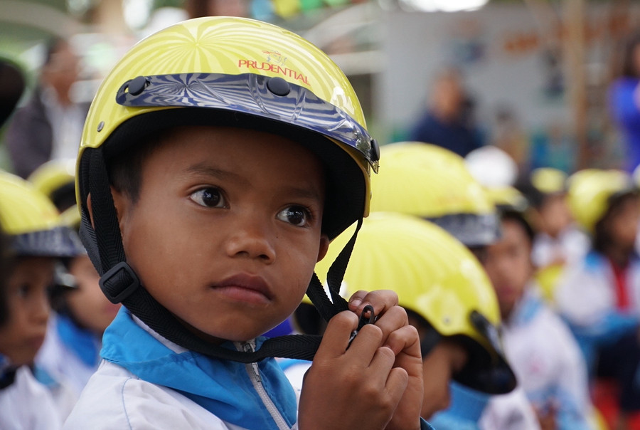 800 học sinh Trường Tiểu học Hà Bầu được tặng mũ bảo hiểm. Ảnh: T.D