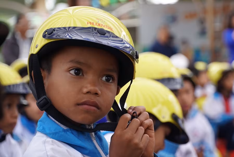 800 học sinh Trường Tiểu học Hà Bầu được tặng mũ bảo hiểm. Ảnh: T.D