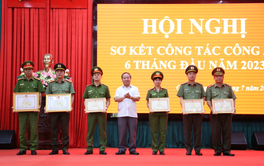 Phó Bí thư Thường trực Tỉnh ủy Châu Ngọc Tuấn trao bằng khen của Chủ tịch UBND tỉnh Gia Lai cho các cá nhân có thành tích xuất sắc. Ảnh: N.T