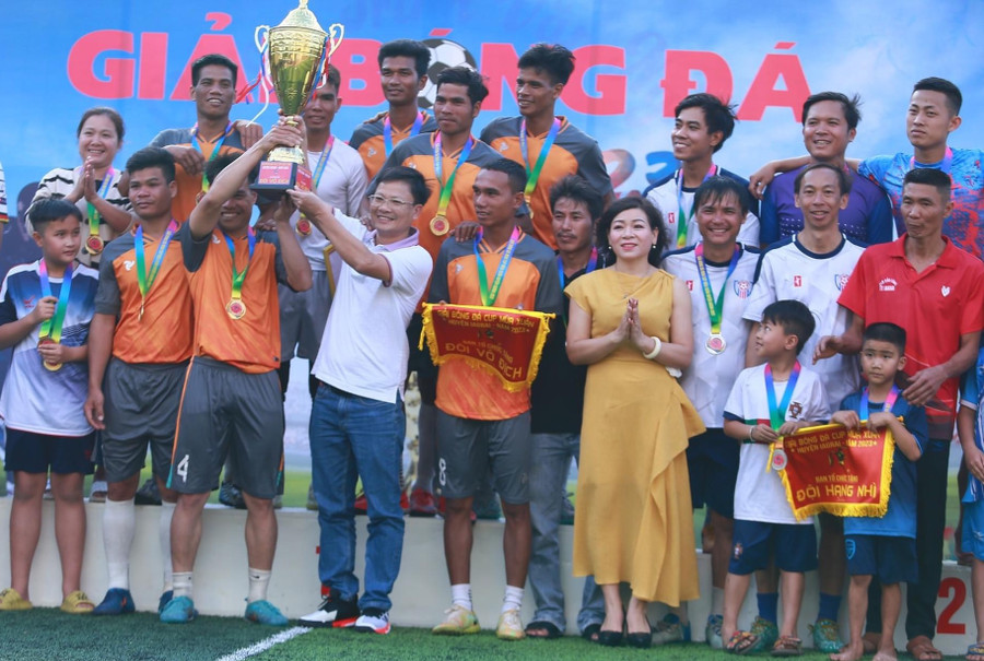 Phó Chủ tịch UBND huyện Ia Grai Đỗ Văn Đông trao cúp vô địch cho đội bóng đá nam xã Ia Dêr. Ảnh H.S
