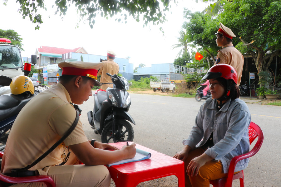Công an thị xã An Khê lập biên bản hành chính xử phạt vi phạm Luật Giao thông đường bộ. Ảnh: Ngọc Minh Công an thị xã An Khê lập biên bản hành chính xử phạt vi phạm Luật Giao thông đường bộ. Ảnh: Ngọc Minh
