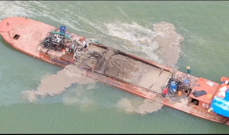 Hoạt động hút cát, sạn nạo vét trên hồ Thủy điện Ia Ly. Ảnh: T.D