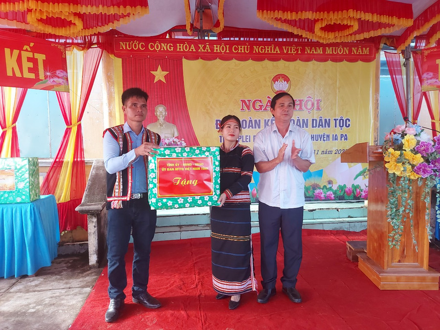 Trưởng Ban Nội chính Tỉnh ủy Võ Thanh Hùng tặng quà cho Nhân dân thôn Plei Du. Ảnh: T.D