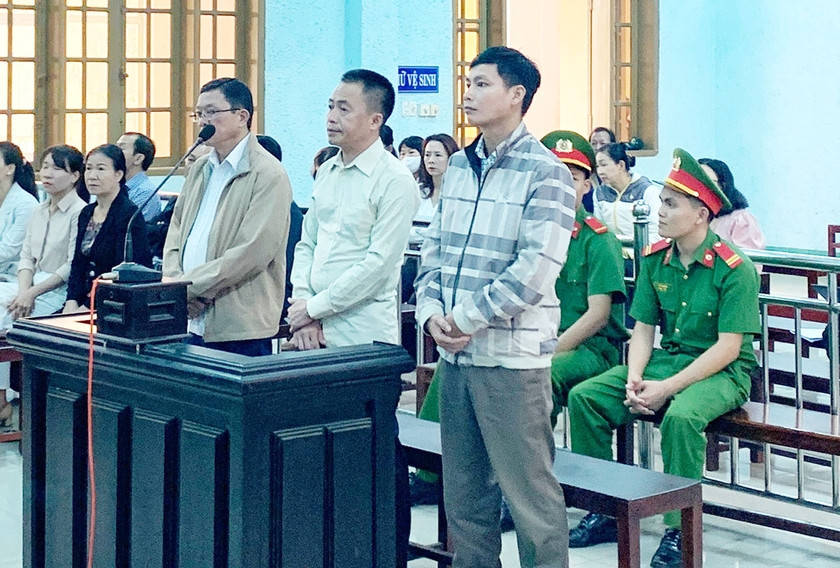 Bị cáo Huỳnh Văn Tâm, Hồ Quang Thi và Nguyễn Đình Trúc (từ bên trái qua) tại phiên xét xử ngày 12-9