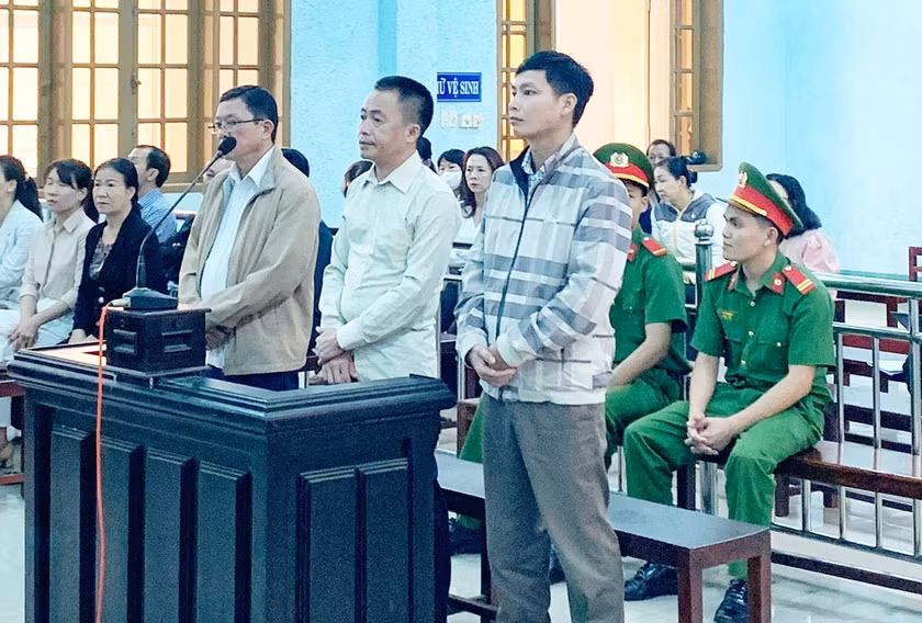 Bị cáo Huỳnh Văn Tâm, Hồ Quang Thi và Nguyễn Đình Trúc (từ bên trái qua) tại phiên xét xử ngày 12-9