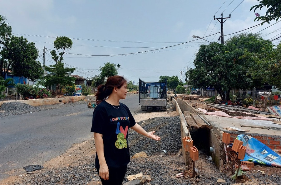 Nhiều hộ dân ở thôn 4 (xã Thăng Hưng, huyện Chư Prông) bức xúc vì nền đường quốc lộ 19 đôn lên cao ảnh hưởng nhiều đến cuộc sống. Ảnh: Nguyễn Tú