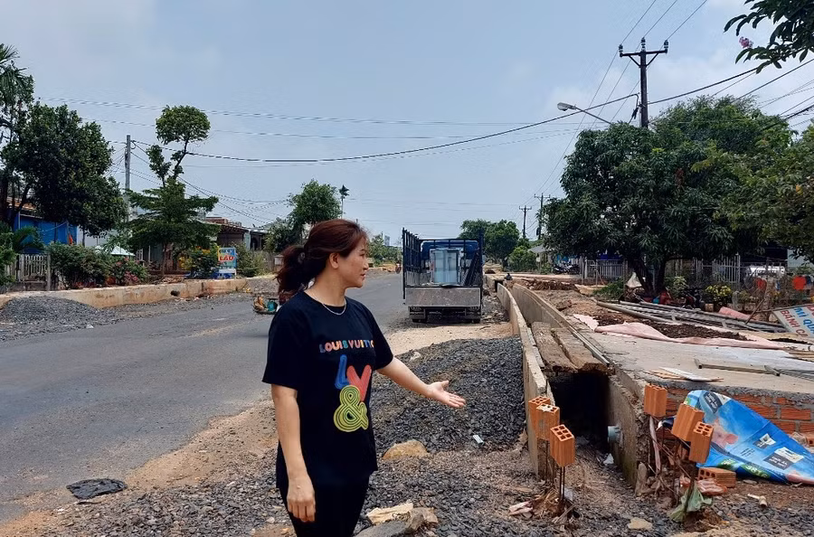 Nhiều hộ dân ở thôn 4 (xã Thăng Hưng, huyện Chư Prông) bức xúc vì nền đường quốc lộ 19 đôn lên cao ảnh hưởng nhiều đến cuộc sống. Ảnh: Nguyễn Tú