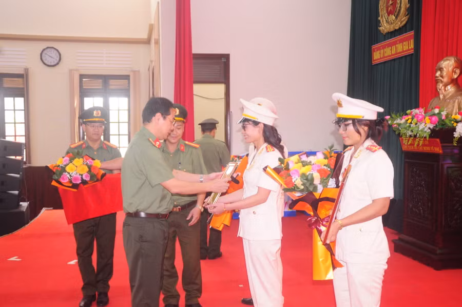 Phó Giám đốc Công an tỉnh Phạm Hữu Trường trao giải cho các thí sinh đạt thành tích xuất tại hội thi. Ảnh: T.D