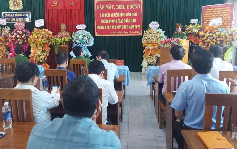 Phòng Cảnh sát PCCC và CNCH tổ chức gặp mặt, trao giấy chứng nhận đơn vị điển hình tiên tiến trong phong trào toàn dân PCCC năm 2023. Ảnh: T.D