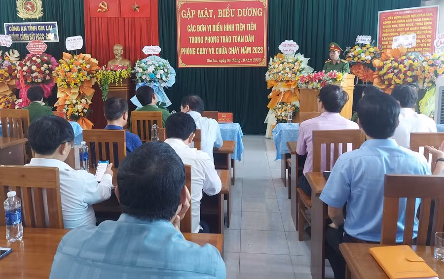 Phòng Cảnh sát PCCC và CNCH tổ chức gặp mặt, trao giấy chứng nhận đơn vị điển hình tiên tiến trong phong trào toàn dân PCCC năm 2023. Ảnh: T.D