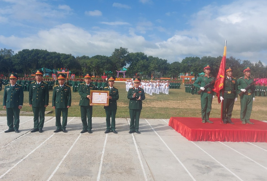 Trung đoàn 1 đón nhận Huân chương Bảo vệ Tổ quốc hạng Nhì. Ảnh: T.D Trung đoàn 1 đón nhận Huân chương Bảo vệ Tổ quốc hạng Nhì. Ảnh: T.D