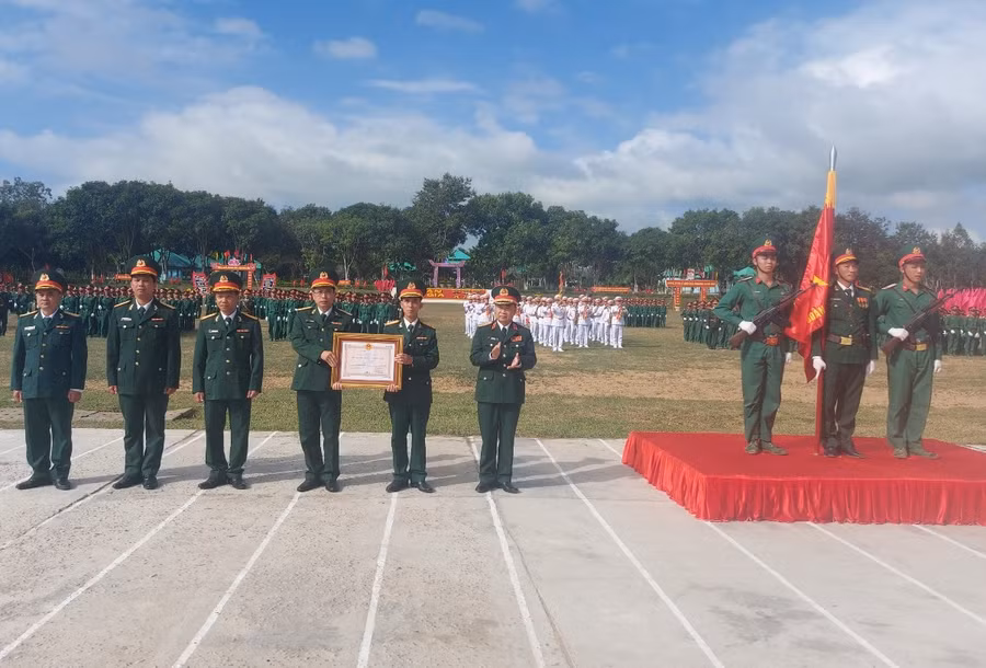 Trung đoàn 1 đón nhận Huân chương Bảo vệ Tổ quốc hạng Nhì. Ảnh: T.D