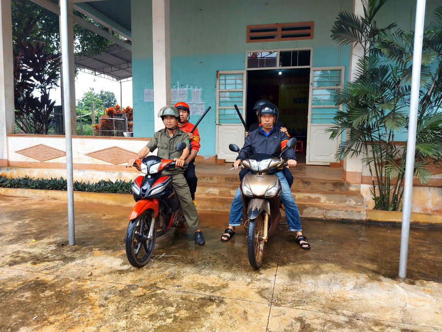 Tổ tự quản của thôn 1 (xã Ia Hrung, huyện Ia Grai) tuần tra đảm bảo an ninh trật tự, an toàn giao thông trên địa bàn. Ảnh: Thiên Di Tổ tự quản của thôn 1 (xã Ia Hrung, huyện Ia Grai) tuần tra đảm bảo an ninh trật tự, an toàn giao thông trên địa bàn. Ảnh: Thiên Di