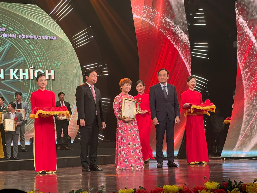 Các Phó Thủ tướng Chính phủ: Trần Hồng Hà (bên trái) và Trần Lưu Quang trao giải Khuyến khích cho tác giả Nguyễn Hiền (đứng giữa). Ảnh: N.H Các Phó Thủ tướng Chính phủ: Trần Hồng Hà (bên trái) và Trần Lưu Quang trao giải Khuyến khích cho tác giả Nguyễn Hiền (đứng giữa). Ảnh: N.H