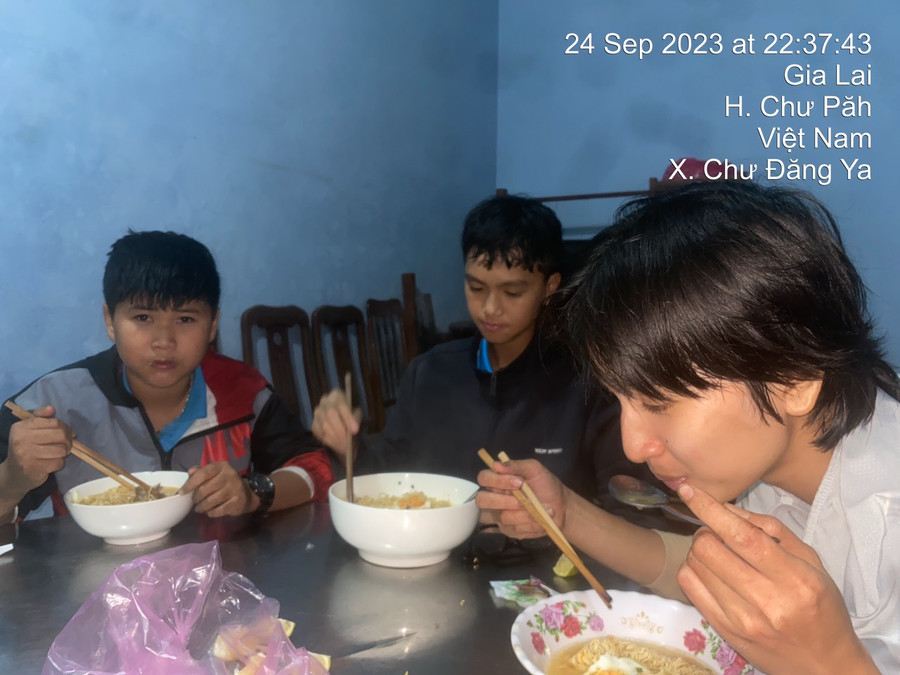 3 chị em đi lạc trên núi Chư Đang Ya được lực lượng chức năng tìm thấy lúc 19 giờ ngày 24-9. Ảnh: UBND xã Chư Đang Ya cung cấp