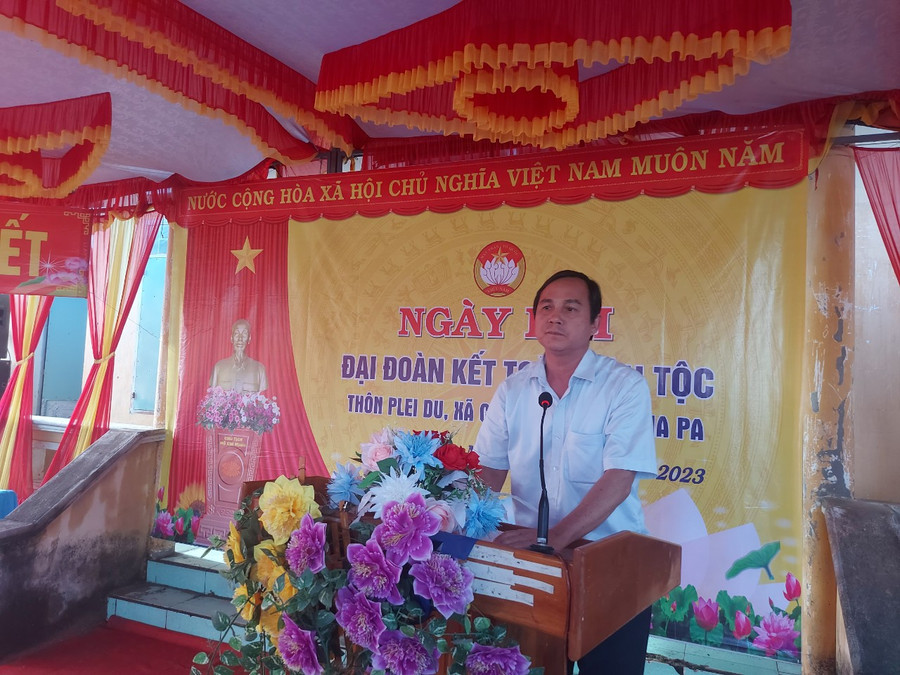 Ủy viên Ban Thường vụ Tỉnh ủy, Trưởng Ban Nội chính Tỉnh ủy Võ Thanh Hùng phát biểu tại Ngày hội Đại đoàn kết ở thôn Plei Du. Ảnh: T.D