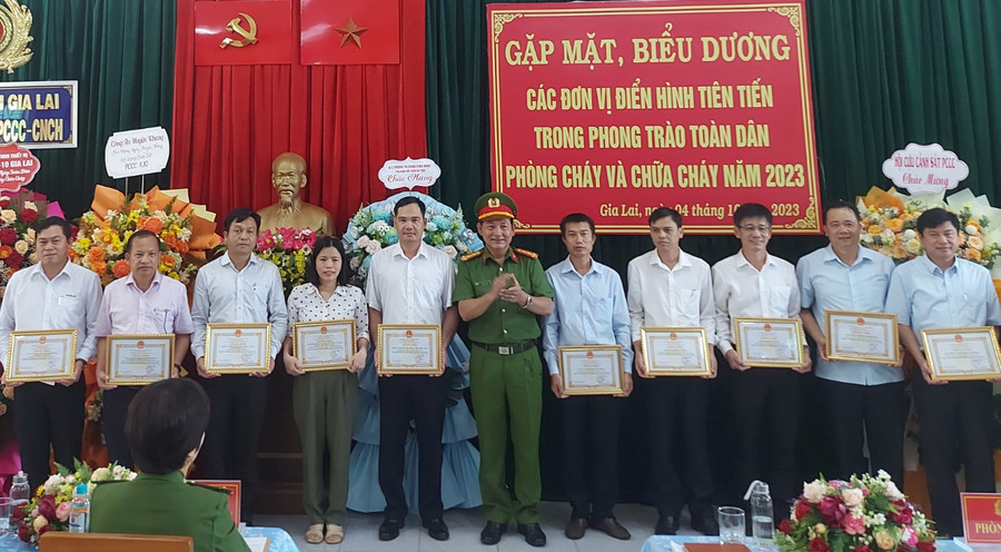 Phòng Cảnh sát PCCC và CNCH trao giấy chứng nhận cho 48 đơn vị điển hình tiên tiến trong phong trào toàn dân PCCC năm 2023. Ảnh: T.D