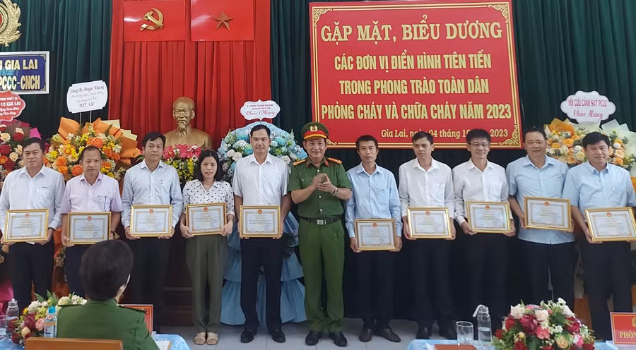 Phòng Cảnh sát PCCC và CNCH trao giấy chứng nhận cho 48 đơn vị điển hình tiên tiến trong phong trào toàn dân PCCC năm 2023. Ảnh: T.D