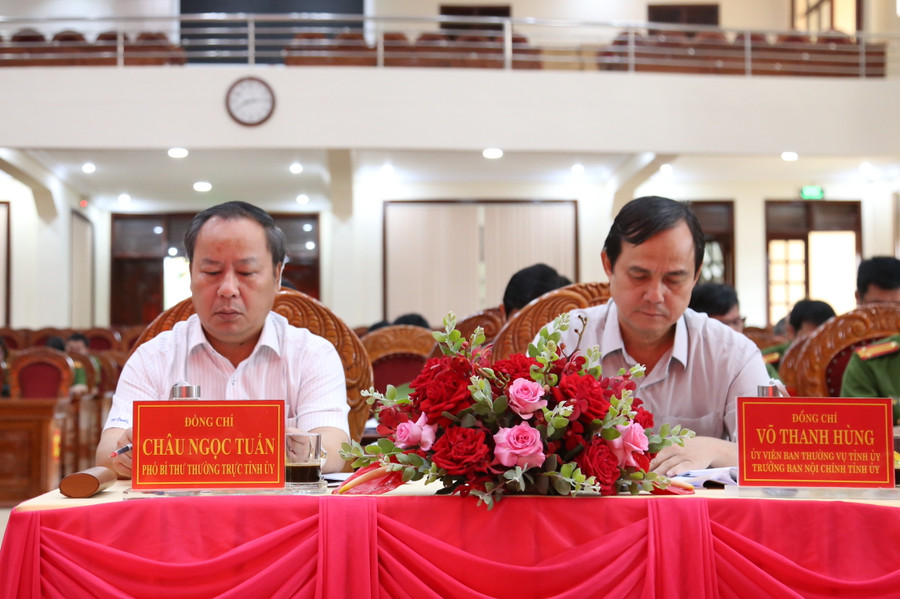 Phó Bí thư Thường trực Tỉnh ủy Châu Ngọc Tuấn và Trưởng ban Nội chính Tỉnh ủy Võ Thanh Hùng dự hội nghị sơ kết 6 tháng đầu năm 2023 của Công an tỉnh. Ảnh: N.T