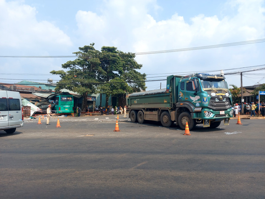 Hiện trường vụ tai nạn giao thông. Ảnh: Thiên Di Hiện trường vụ tai nạn giao thông. Ảnh: Thiên Di