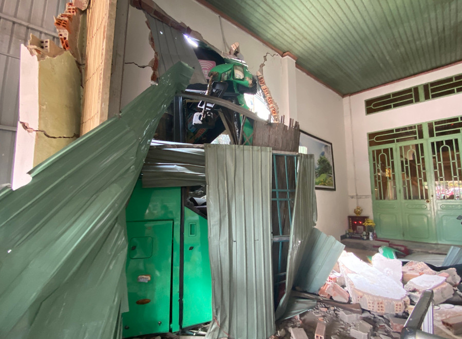 Xe ô tô khách đâm sập một bức tường nhà dân. Ảnh: T.D Xe ô tô khách đâm sập một bức tường nhà dân. Ảnh: T.D