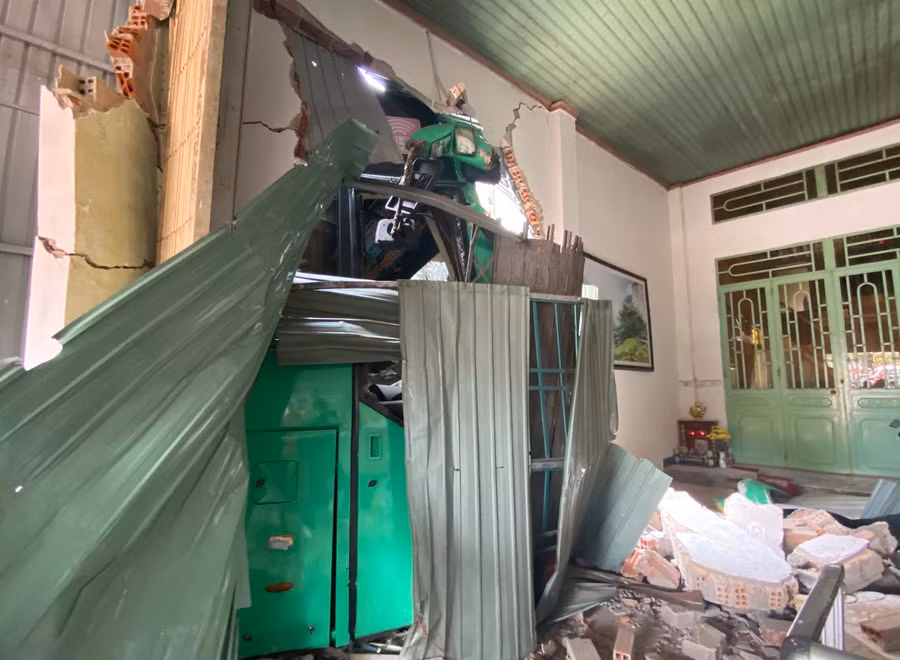 Xe khách va chạm với xe tải rồi lao vào nhà dân, tông sập tường. Ảnh: T.D