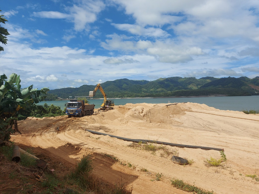 Bộ Công thương yêu cầu các doanh nghiệp được cấp phép hoạt động trong hồ chứa Thủy điện Ia Ly phải thực hiện đầy đủ các quy định pháp luật về khoáng sản. Ảnh: T.D Bộ Công thương yêu cầu các doanh nghiệp được cấp phép hoạt động trong hồ chứa Thủy điện Ia Ly phải thực hiện đầy đủ các quy định pháp luật về khoáng sản. Ảnh: T.D