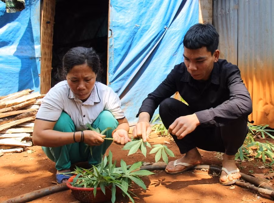 Hai mẹ con em Ksor Hương cảm kích trước tấm lòng thảo thơm của các Mạnh Thường Quân. Ảnh: T.D