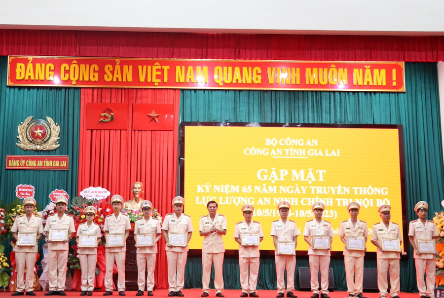 12 tập thể và cá nhân được Giám đốc Công an tỉnh tặng giấy khen vì có thành tích xuất sắc trong phong trào thi đua đặc biệt. Ảnh: T.D 12 tập thể và cá nhân được Giám đốc Công an tỉnh tặng giấy khen vì có thành tích xuất sắc trong phong trào thi đua đặc biệt. Ảnh: T.D