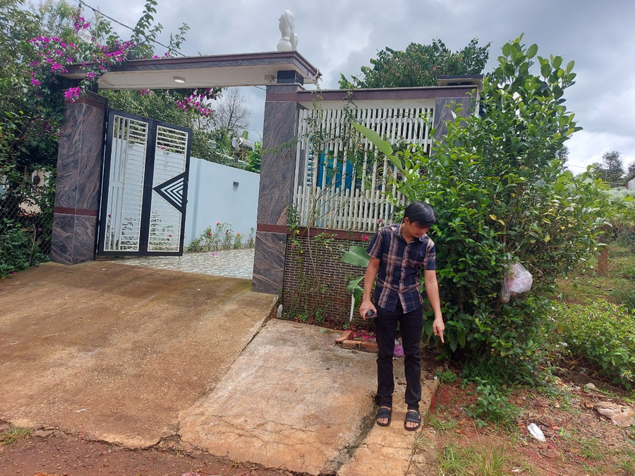 Nhiều chân nhang cắm trước của ngôi nhà của gia đình em Nhật. Ảnh: N.T Nhiều chân nhang cắm trước của ngôi nhà của gia đình em Nhật. Ảnh: N.T