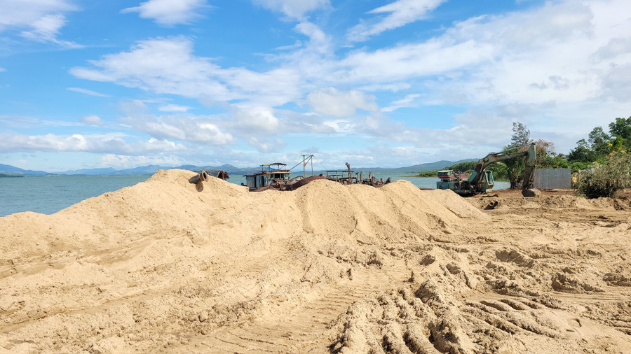 Bãi tập kết cát tại khu vực hồ Thủy điện Ia Ly. Ảnh: T.D Bãi tập kết cát tại khu vực hồ Thủy điện Ia Ly. Ảnh: T.D