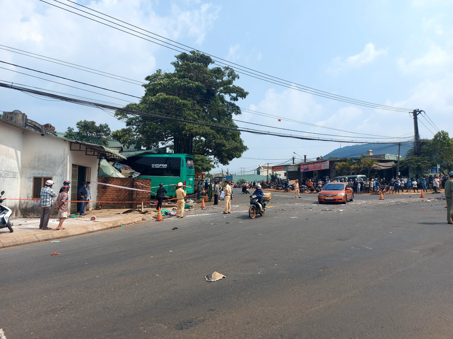 Hiện trường vụ tai nạn giao thông đường bộ tại ngã ba La Sơn. Ảnh: T.D Hiện trường vụ tai nạn giao thông đường bộ tại ngã ba La Sơn. Ảnh: T.D