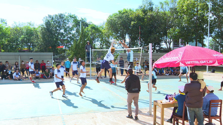 Giải bóng chuyền chào mừng xuân Quý Mão 2023 do Trung tâm Văn hóa-Thông tin và Thể thao huyện Chư Prông đăng cai tổ chức quy tụ 7 đội bóng tham gia tranh tài. Ảnh: T.D