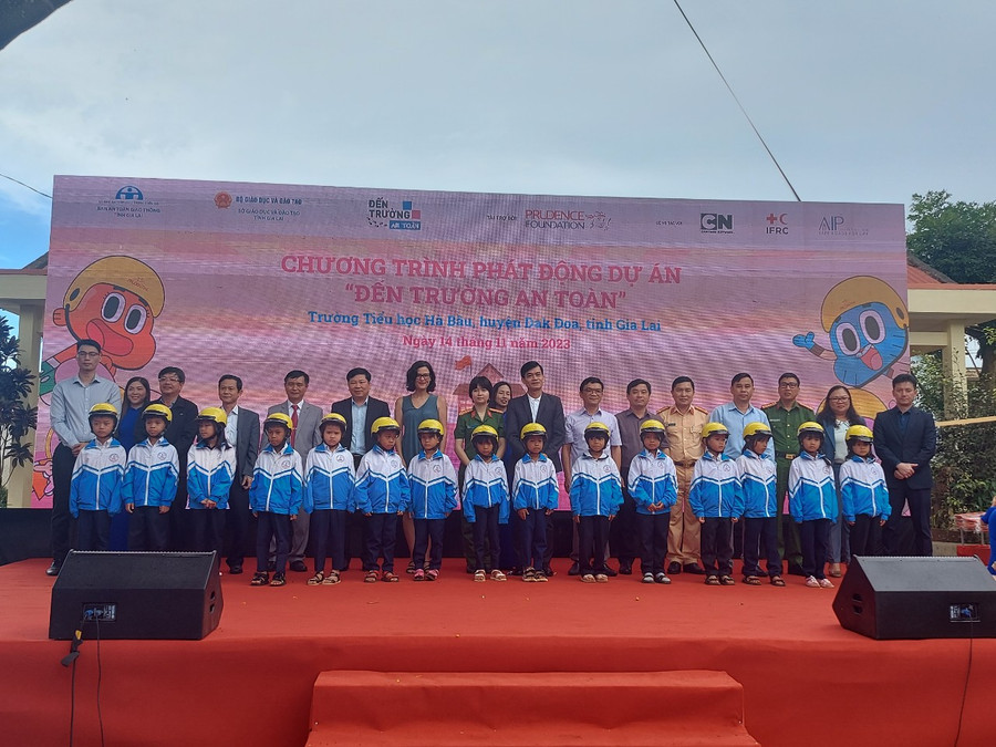 Đại biểu dự buổi lễ chụp hình lưu niệm với học sinh Trường Tiểu học Hà Bầu. Ảnh: T.D