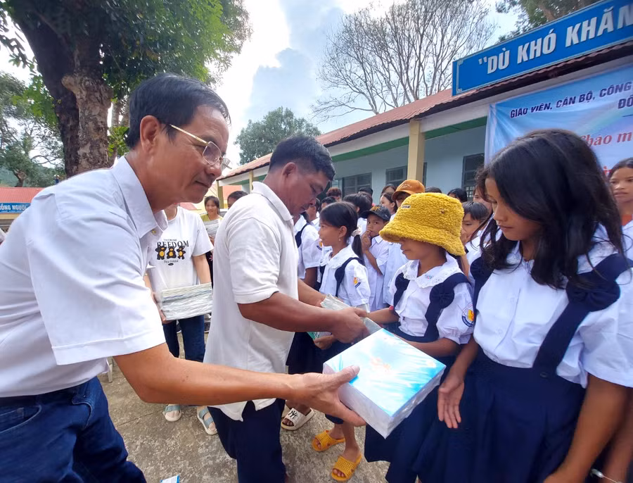 Ông Nguyễn Chất Sâm-chủ Farmstay Sâm Phát Ia Ly tặng sách, vở cho học sinh Trường THCS Ia Kreng. Ảnh: T.D