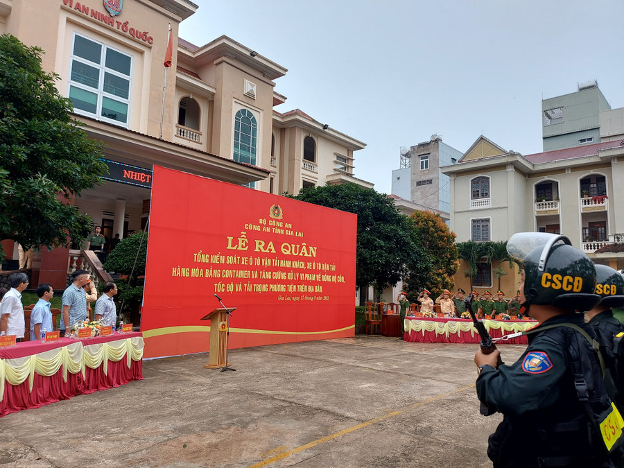 Lễ ra quân tổng kiểm soát xe ô tô vận tải hành khách và xử lý vi phạm nồng độ cồn, tốc độ, tải trọng. Ảnh: T.D