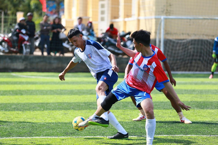 Giải đấu quy tụ 12 đội bóng tham gia tranh tài. Ảnh: H.S