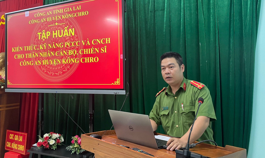 Thượng úy Nguyễn Đức Vũ truyền đạt kiến thức PCCC cho thân nhân cán bộ, chiến sĩ Công an huyện Kông Chro. Ảnh: T.D