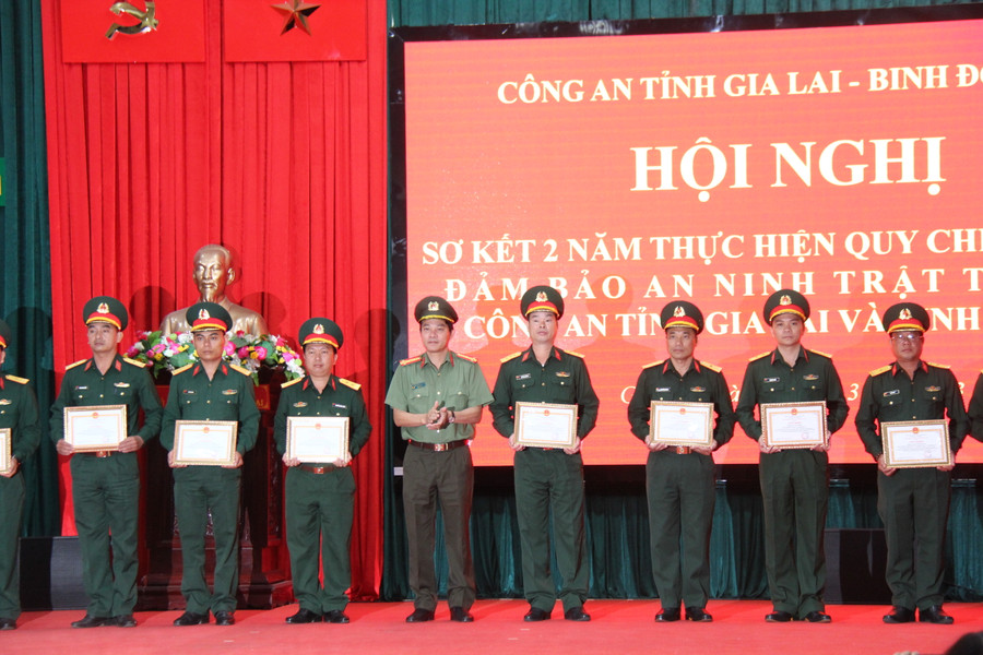 Phó Giám đốc Công an tỉnh Nguyễn Ngọc Sơn tặng giấy khen cho các tập thể, cá nhân có thành tích xuất sắc trong thực hiện Quy chế phối hợp. Ảnh: T.D Phó Giám đốc Công an tỉnh Nguyễn Ngọc Sơn tặng giấy khen cho các tập thể, cá nhân có thành tích xuất sắc trong thực hiện Quy chế phối hợp. Ảnh: T.D