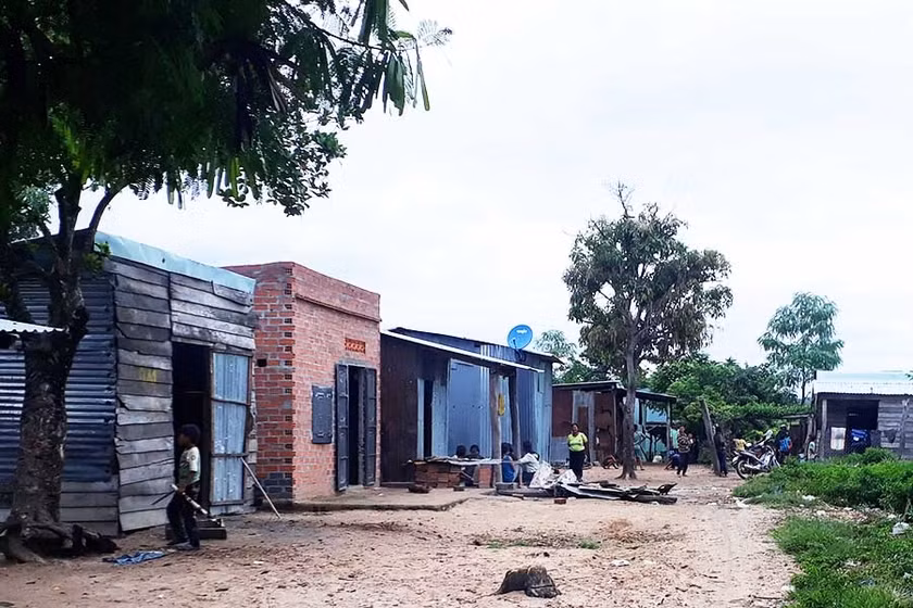 Cụm dân cư suối Cạn với những ngôi nhà tạm bợ. Ảnh: Nguyễn Tú