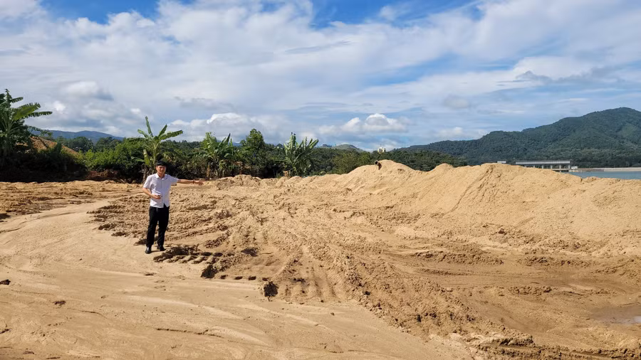 Bãi tập kết cát tại khu vực hồ Thủy điện Ia Ly của Công ty TNHH Xây dựng Trường Sơn. Ảnh: T.D